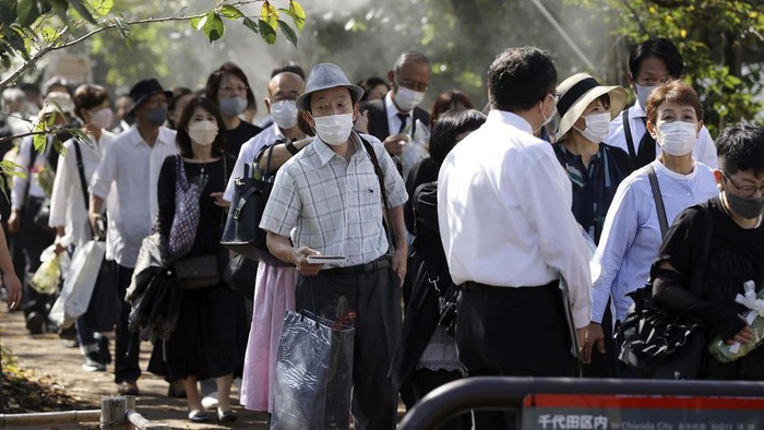 Mantan PM Jepang Shinzo Abe akan dimakamkan secara kenegaraan di Nippon Budokan, Tokyo, Selasa (27/9). Warga pun berbondong-bondong untuk memberikan penghormatan terakhir.