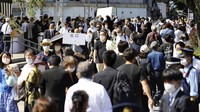 Selain memberikan penghormatan terakhir, warga juga meletakkan karangan bunga di kawasan Nippon Budokan.