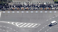 Warga Jepang berdatangan ke Nippon Budokan untuk memberikan penghormatan terakhir kepada mantan PM Jepang Shinzo Abe, Selasa (27/9/2022).