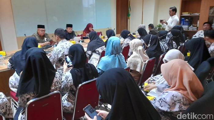 Para guru honorer mengadukan nasib mereka ke DPRD Provinsi Bengkulu.