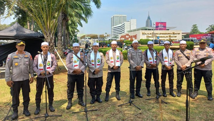 Pasukan Basmallah diturunkan di demo depan DPR