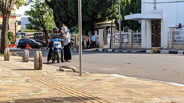 Pegawai Pemkot Makassar diantar keluarga menuju kantor saat ojol day.