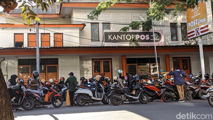 Pegawai Pemkot Makassar membawa kendaraan pribadi saat ojol day.