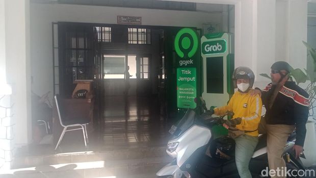 Pegawai Pemkot Makassar naik ojol saat penerapan program ojol day.