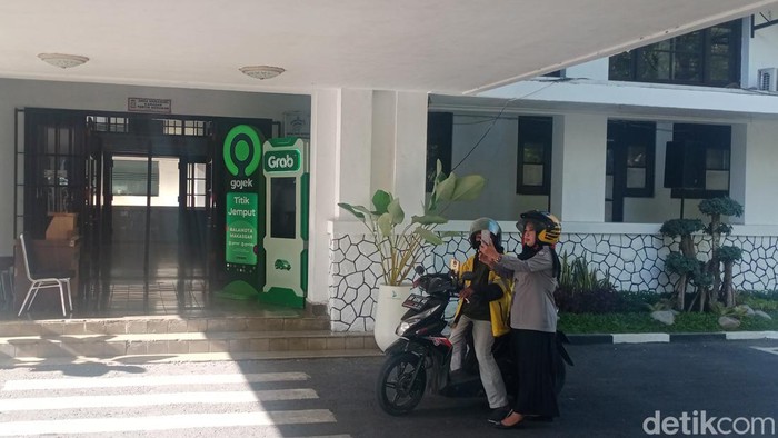 Pegawai Pemkot Makassar naik ojol saat penerapan program ojol day.