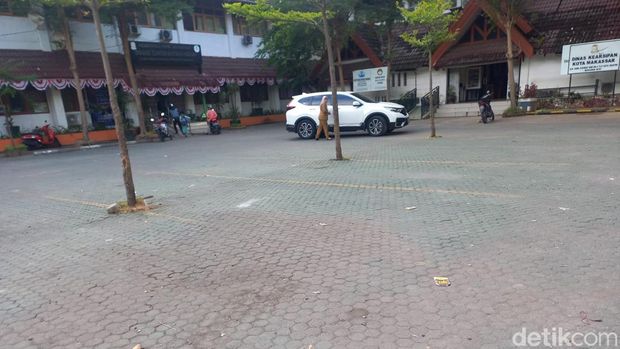 Pegawai Pemkot Makassar pakai mobil pribadi saat ojol day.