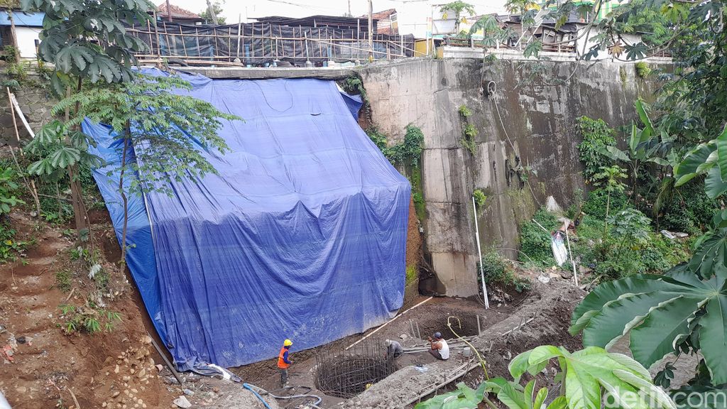 Pembangunan tembok antilongsor Jl Raya Cilebut-Jl Jembatan 3, Bogor, 27 September 2022. (M Sholihin/detikcom)
