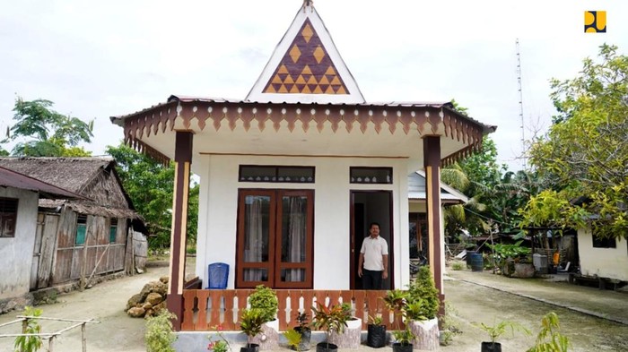 Kementerian Pekerjaan Umum dan Perumahan Rakyat (PUPR) melalui Direktorat Jenderal Perumahan telah menyelesaikan pembangunan 170 unit Sarana Hunian Pariwisata (Sarhunta) untuk usaha pondok wisata atau homestay dan Usaha Pariwisata Lainnya untuk mendukung pengembangan Daerah Pariwisata Super Prioritas (DPSP) di Pulau Morotai Provinsi Maluku Utara.