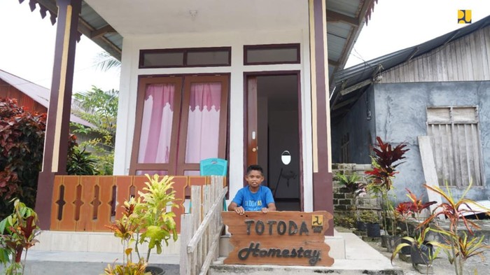 Pemerintah Bikin Homestay di Morotai, Bentuknya Lucu Banget Kementerian Pekerjaan Umum dan Perumahan Rakyat (PUPR) melalui Direktorat Jenderal Perumahan telah menyelesaikan pembangunan 170 unit Sarana Hunian Pariwisata (Sarhunta) untuk usaha pondok wisata atau homestay dan Usaha Pariwisata Lainnya untuk mendukung pengembangan Daerah Pariwisata Super Prioritas (DPSP) di Pulau Morotai Provinsi Maluku Utara.