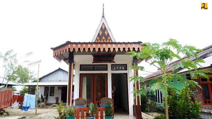 Pemerintah Bikin Homestay di Morotai, Bentuknya Lucu Banget Kementerian Pekerjaan Umum dan Perumahan Rakyat (PUPR) melalui Direktorat Jenderal Perumahan telah menyelesaikan pembangunan 170 unit Sarana Hunian Pariwisata (Sarhunta) untuk usaha pondok wisata atau homestay dan Usaha Pariwisata Lainnya untuk mendukung pengembangan Daerah Pariwisata Super Prioritas (DPSP) di Pulau Morotai Provinsi Maluku Utara.