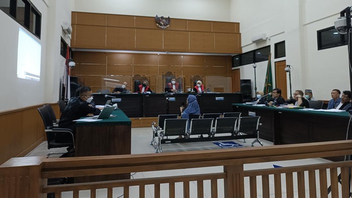 Pemilik tanah SMK N 7 Tangerang Selatan, Sofia M Sujudi saat bersidang di kasus korupsi pengadaan tanah.