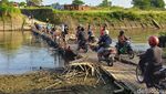 Bahaya! Begini Potret Ramainya Jembatan Sesek Bengawan Solo
