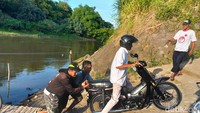 Berdasar pantauan detikJateng, beberapa pembonceng turun dari motor saat melewati jembatan yang terbuat dari bambu itu. Bahkan, beberapa motor harus didorong karena tidak kuat menanjak setelah melewati jembatan. Foto: Agil Trisetiawan Putra/detikJateng