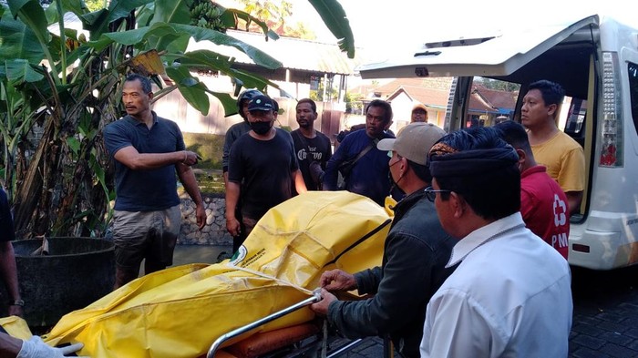 Proses evakuasi jasad korban usai ditemukan mengambang di Dam Gunung, Mengwi, Badung