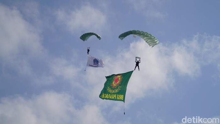 Penerjun dari Brigif Para Raider 3/TBS Divisi 3 Kostrad di langit Kabupaten Bone.