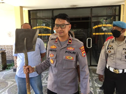 Kapolsek Batulayar Kompol Priyo Suhartono saat menunjukkan barang bukti sekop yang dipakai pelaku menganiaya korban