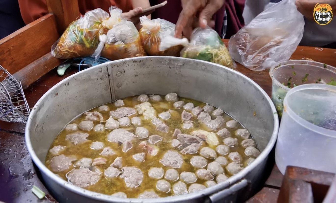 Penjual bakso necis