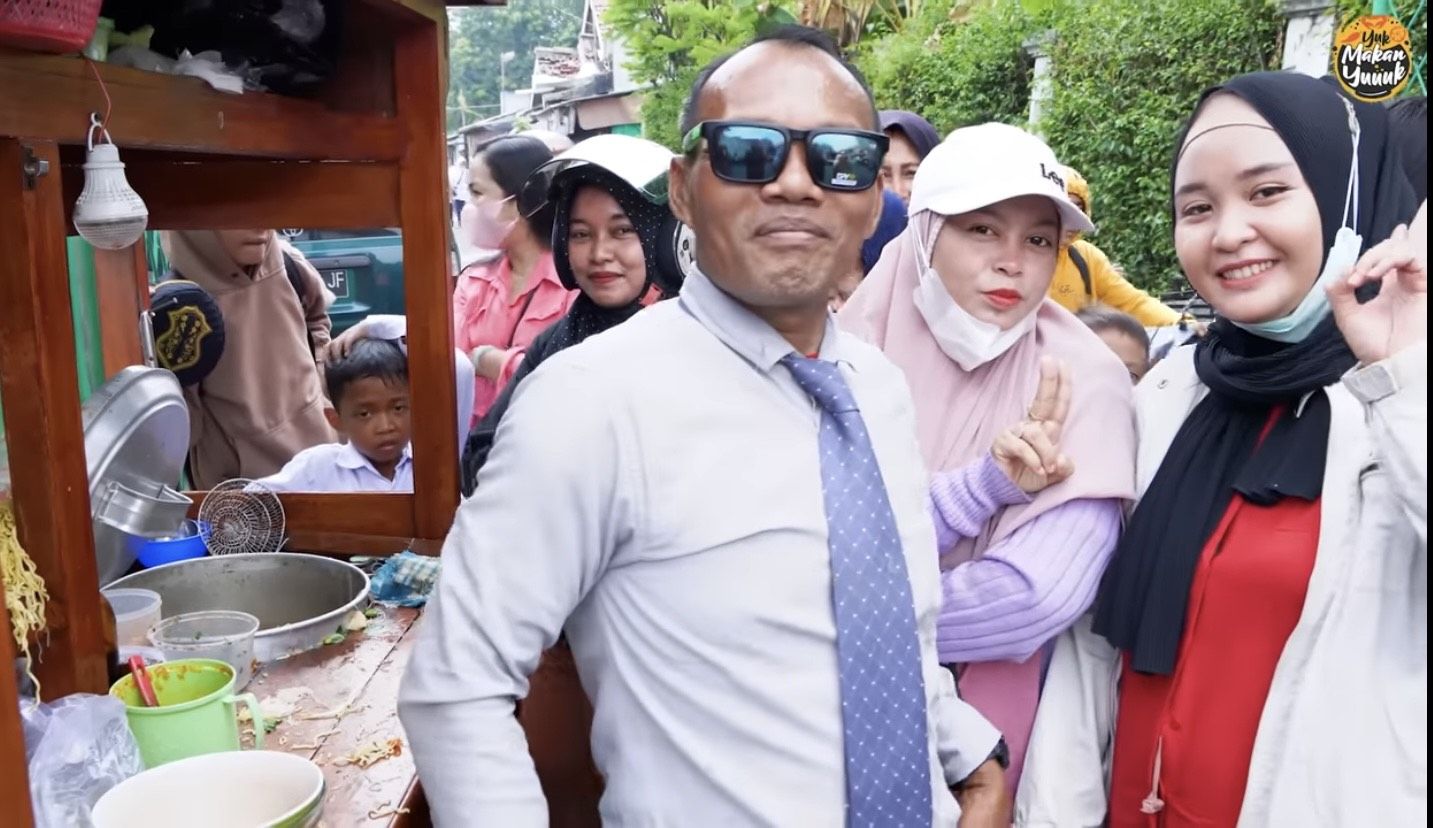 Penjual bakso necis