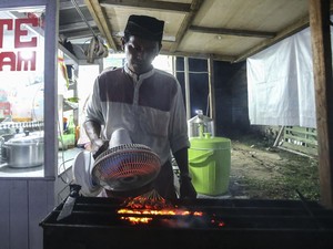 Kisah Ade, dari Cikarang ke Perbatasan RI-Malaysia buat Jualan Sate