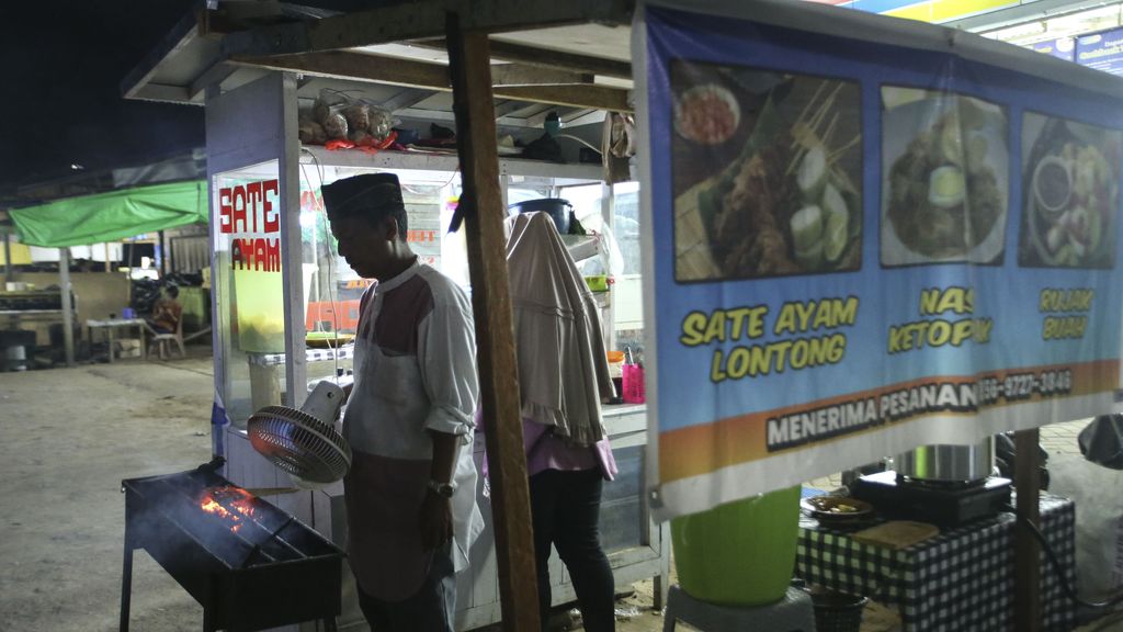 Penjual sate asal Cikarang di Perbatasan RI-Malaysia.