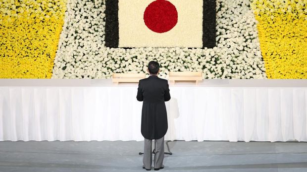 Perdana Menteri Jepang Fumio Kishida menghadiri pemakaman kenegaraan mantan perdana menteri Jepang Shinzo Abe di Budokan di Tokyo, Jepang, Selasa (27/9/2022). Pemerintah Jepang menghabiskan biaya sebesar 1,65 miliar Yen (Rp 173 miliar) untuk pemakaman kenegaraan Abe, yang mencakup 800 juta Yen (Rp 83,9 miliar) untuk keamanan dan 600 juta Yen (Rp 62,9 miliar) untuk menjamu delegasi asing. (Takashi Aoyama/Pool via REUTERS)