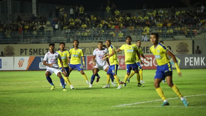 Gresik United melawan Persipa Pati di Stadion Gelora Joko Samudro, Gresik Jatim, Selasa (27/9/2022)