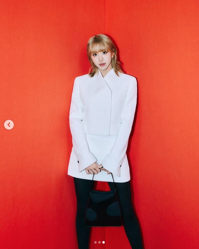 Chaeyoung memamerkan potongan rambut mullet-nya untuk pertama kali di Milan Fashion Week sebagai tamu spesial Ferragamo. Personel TWICE itu tampil boyish memakai blazer dan rok warna putih yang kontras dengan tas dan heels-nya. Foto: Instagram