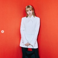 Chaeyoung memamerkan potongan rambut mullet-nya untuk pertama kali di Milan Fashion Week sebagai tamu spesial Ferragamo. Personel TWICE itu tampil boyish memakai blazer dan rok warna putih yang kontras dengan tas dan heels-nya. Foto: Instagram