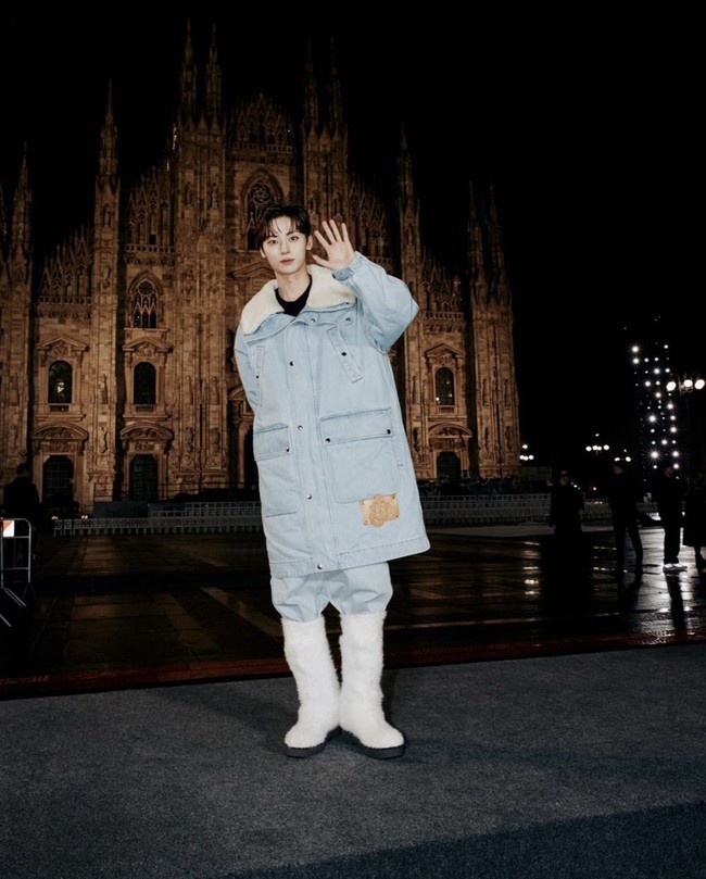 Mantan personel Wanna One, Hwang Minhyun kembali menjadi tamu Moncler di Milan Fashion Week setelah dua tahun. Dia hadir bersama Lee Sung Kyung dalam balutan coat panjang berbahan denim dan baggy pants senada dan furry boots putih. Foto: Instagram