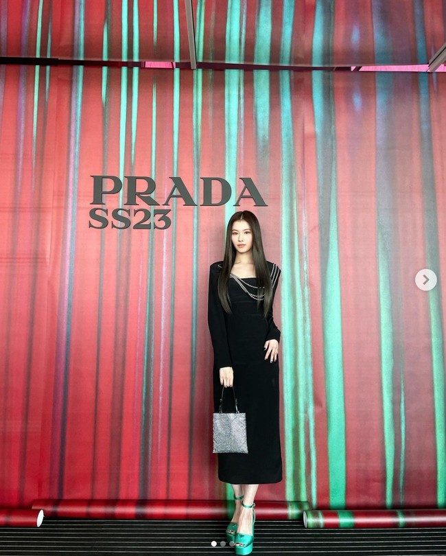 Sana TWICE, yang kerap menjalin kerja sama dengan Prada, terlihat anggun saat menghadiri Milan Fashion Week. Personel asal Jepang itu memakai gaun hitam sepanjang mata kaki dengan detail mutiara. Dia memadukan gaun tersebut dengan heels warna hijau tosca dan tote bag mengkilap. Foto: Instagram