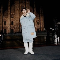 Mantan personel Wanna One, Hwang Minhyun kembali menjadi tamu Moncler di Milan Fashion Week setelah dua tahun. Dia hadir bersama Lee Sung Kyung dalam balutan coat panjang berbahan denim dan baggy pants senada dan furry boots putih. Foto: Instagram