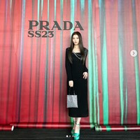 Sana TWICE, yang kerap menjalin kerja sama dengan Prada, terlihat anggun saat menghadiri Milan Fashion Week. Personel asal Jepang itu memakai gaun hitam sepanjang mata kaki dengan detail mutiara. Dia memadukan gaun tersebut dengan heels warna hijau tosca dan tote bag mengkilap. Foto: Instagram