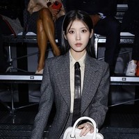 IU memulai debutnya di Milan Fashion Week sebagai brand ambassador Gucci. Pelantun Celebrity itu tampil edgy bak lady boss memakai setelan jas abu-abu. Penampilannya disempurnakan koleksi handbag putih Gucci dan heels hitam. Foto: Instagram