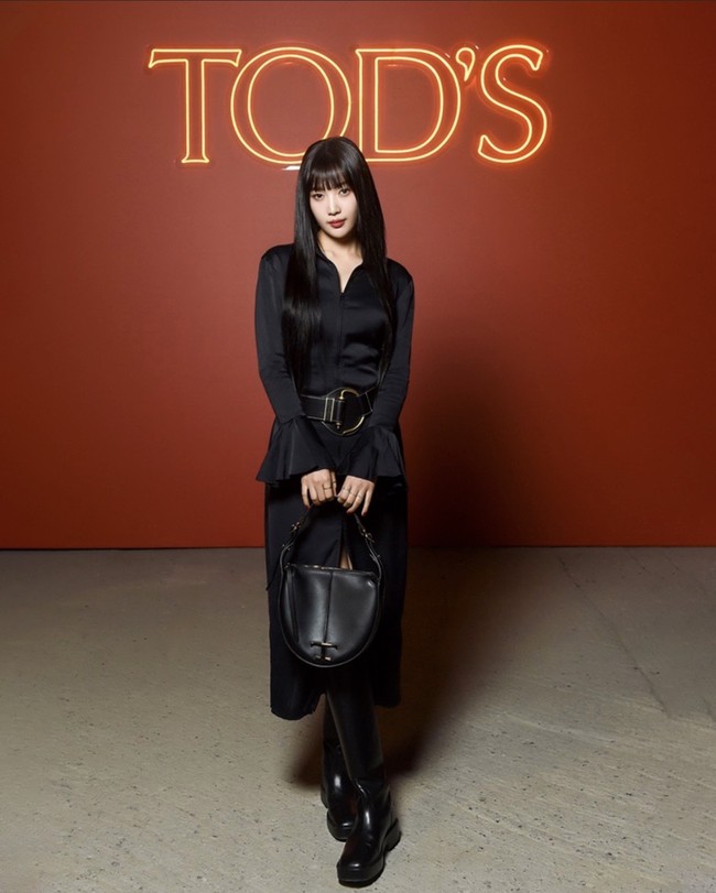 Brand ambassador Tod’s membuat penampilan dengan busana serba hitam. Saat menghadiri Milan Fashion Week, Joy Red Velvet menjadi cewek mamba dengan dress panjang, tambahan belt hitam, handbag, dan platform boots senada. Foto: Instagram