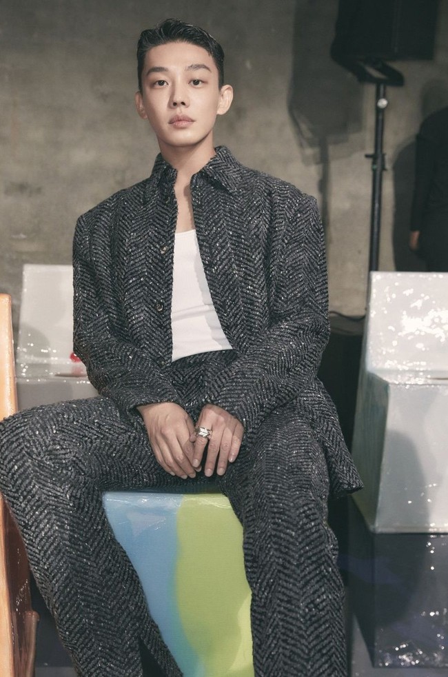 Yoo Ah In membuat penampilan spesial sebagai tamu Bottega Veneta di Milan Fashion Week. Bintang drama Korea Hellbound itu memakai tank top putih yang dipadukan dengan setelan jaket bermotif herringbone. Dia tertangkap kamera bertemu IU saat hadir di acara tersebut. Foto: Instagram