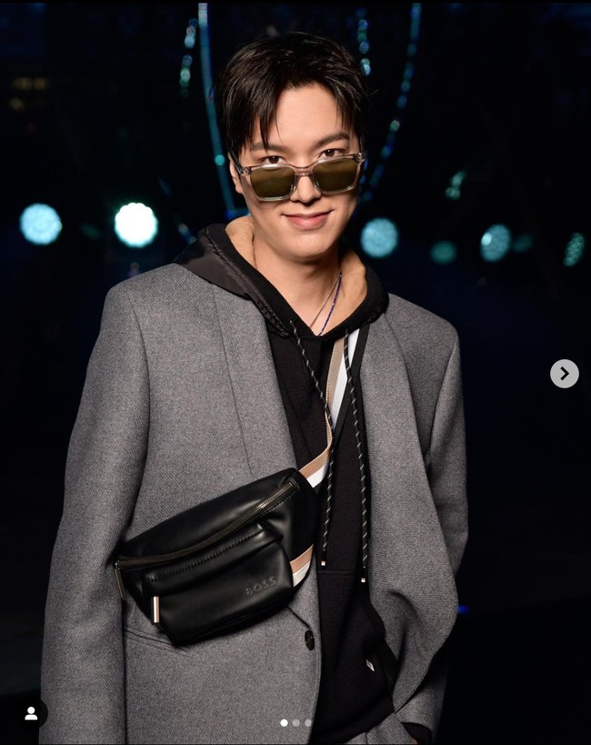 Setelah menjadi tamu Fendi di New York Fashion Week, Lee Min Ho terbang ke Italia untuk menghadiri fashion show Boss. Sang aktor tampil karismatik memakai hoodie hitam yang dibalut dengan setelan jas abu-abu. Lengkap dengan kacamata hitamnya. Foto: Instagram