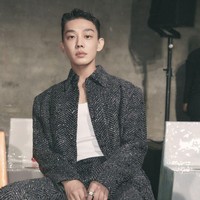 Yoo Ah In membuat penampilan spesial sebagai tamu Bottega Veneta di Milan Fashion Week. Bintang drama Korea Hellbound itu memakai tank top putih yang dipadukan dengan setelan jaket bermotif herringbone. Dia tertangkap kamera bertemu IU saat hadir di acara tersebut. Foto: Instagram