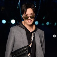 Setelah menjadi tamu Fendi di New York Fashion Week, Lee Min Ho terbang ke Italia untuk menghadiri fashion show Boss. Sang aktor tampil karismatik memakai hoodie hitam yang dibalut dengan setelan jas abu-abu. Lengkap dengan kacamata hitamnya. Foto: Instagram