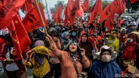 Petani, aktivis dan nelayan berunjukrasa di depan gedung DPR/MPR, Jl Gatot Subroto, Jakarta Selatan, Selasa (27/9/2022).   