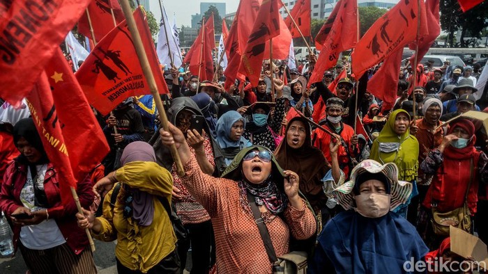 Petani Demo di Depan DPR, Ada Apa? Petani, aktivis dan nelayan berunjukrasa di depan gedung DPR/MPR, Jl Gatot Subroto, Jakarta Selatan, Selasa (27/9/2022).