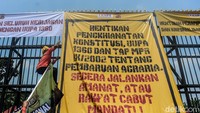 Aksi yang berjalan tertib ini merupakan demo puncak Hari Tani Nasional yang jatuh pada 24 September.   