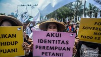 Berbagai spanduk dan poster dibentangkan.   
