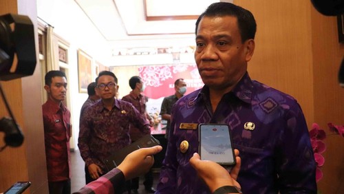 Pj Bupati Buleleng Ketut Lihadnyana usai memimpin rapat rencana penenggelaman kapal perang  TNI AL KRI Ki Hajar Dewantara untuk dijadikan wisata selam baru di Buleleng, Bali, Selasa (27/9/2022).