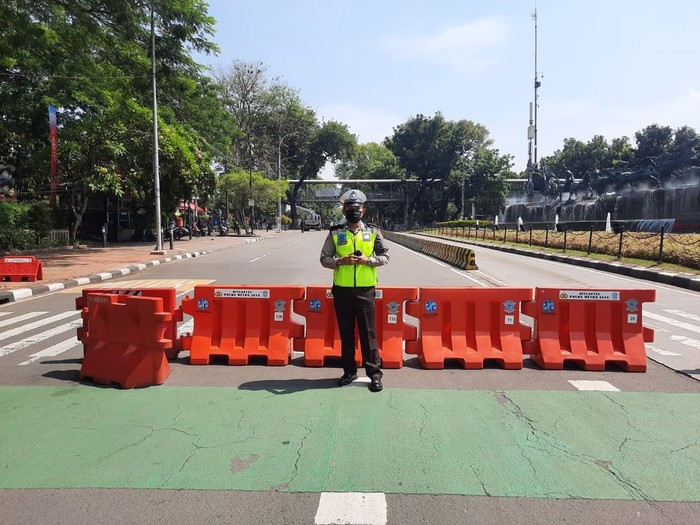 Polisi melakukan rekayasa lalu lintas di jalan sekitar Istana Negara dan Monas. Rekayasa lalu lintas dilakukan untuk mengantisipasi aksi demonstrasi. (Instagram @tmcpoldametro)