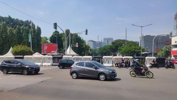 Polisi melakukan rekayasa lalu lintas di jalan sekitar Istana Negara dan Monas. Rekayasa lalu lintas dilakukan untuk mengantisipasi aksi demonstrasi. (Instagram @tmcpoldametro)