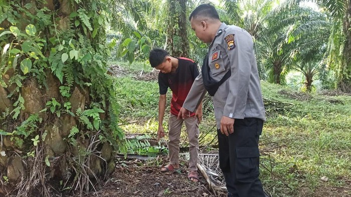Polisi menunjukkan lokasi remaja dibakar hidup-hidup (Foto: Dok. Polres Bengkulu Selatan)