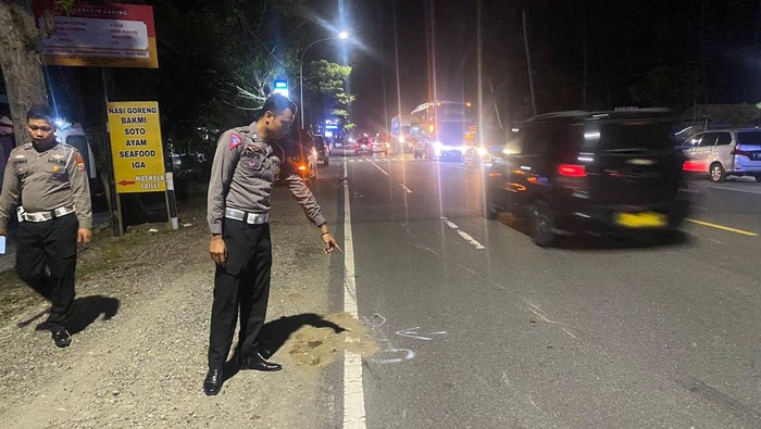 Polisi menunjukkan TKP kecelakaan lalu lintas yang menewaskan satu orang di Temon, Kulon Progo, DIY, Selasa (27/9/2022).