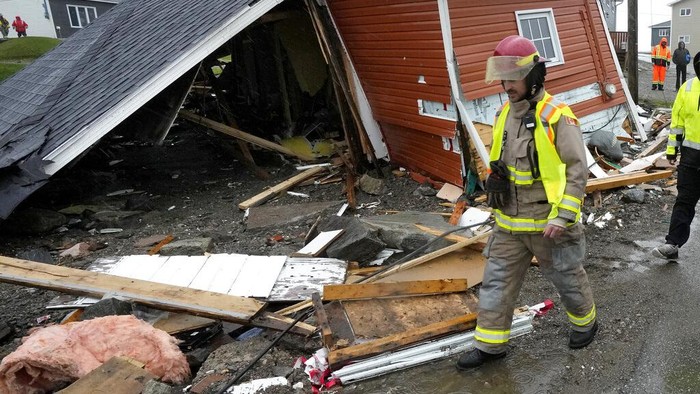 Porak Poranda Kanada Diterjang Badai Fiona A resident and search and rescue worker examine the destroyed remains of a home in Port aux Basques, Newfoundland and Labrador, Monday, Sept. 26, 2022. Across the Maritimes, eastern Quebec and in southwestern Newfoundland, the economic impact of hurricane Fiona's wrath is still being tallied. (Frank Gunn/The Canadian Press via AP)