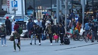 Pelancong dari Rusia melintasi perbatasan ke Georgia di stasiun Zemo Larsi/Verkhny Lars, Georgia. Mereka menentang perintah Putin memobilisasi ratusan ribu pasukan cadangan untuk berperang di Ukraina.