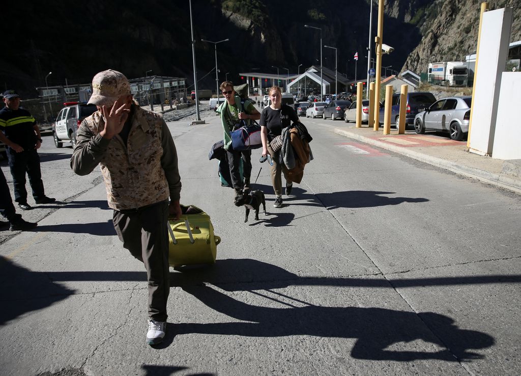Travellers from Russia cross the border to Georgia at the Zemo Larsi/Verkhny Lars station, Georgia September 26, 2022. REUTERS/Irakli Gedenidze